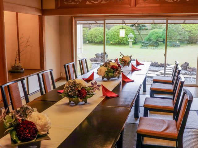 ～16名様なら日本庭園が見える和室でのお食事会も。