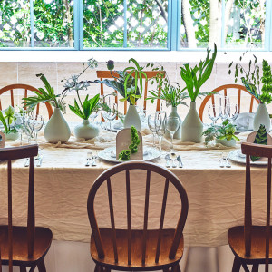 #テーブルデコレーション #晩餐スタイル #アットホーム #ナチュラル #窓一面にグリーン|ST.MARGARET WEDDING（セント・マーガレット ウエディング）の写真(30670111)