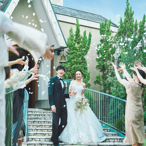 挙式の後は、フラワーシャワーやバルーンリリースなどおふたりらしいセレモニーを。|ST.MARGARET WEDDING（セント・マーガレット ウエディング）の写真(43606141)
