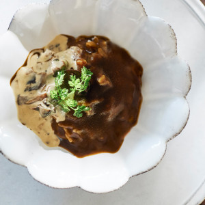 【2層のソースで楽しむフレンチカレー】ポルチーニ茸の旨味をふんだんに使ったクリームソースと和牛の濃厚な黒カレー。|ST.MARGARET WEDDING（セント・マーガレット ウエディング）の写真(44049942)