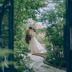 緑の小道を進んだ先には独立型大聖堂とガーデンが|ST.MARGARET WEDDING（セント・マーガレット ウエディング）の写真(44399668)