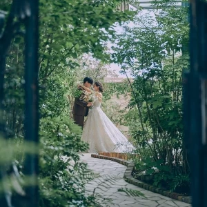 緑の小道を進んだ先には独立型大聖堂とガーデンが|ST.MARGARET WEDDING（セント・マーガレット ウエディング）の写真(44399668)