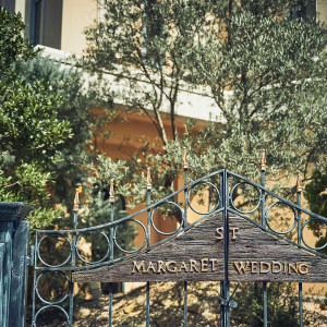 「幸せを運ぶ樹」シンボルツリーのオリーブがエントランスでお出迎え|ST.MARGARET WEDDING（セント・マーガレット ウエディング）の写真(53882923)