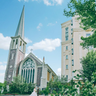 柏駅東口のメインストリートをまっすぐ進むと、すぐに高くそびえる大聖堂の鐘楼が見えてきます。