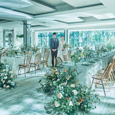 ＜Du cap＞大きな窓から注ぐ陽光と緑の木立がゲストとのアットホームな時間を包み込む。グランドメゾンならでは。