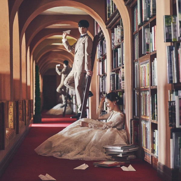 約2000冊の洋書が並ぶ回廊はフォトスポットとしても人気