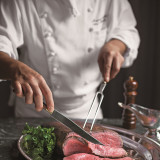 帝国ホテルでは肉選び専門のブッチャーの厳しい審査を通った肉だけが、料理人のもとへと運ばれます。ホテル伝統のローストビーフは2週間ほど熟成させたのち、じっくりと焼き上げます