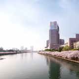 【外観】春には桜、秋には紅葉。四季によりさまざまな景観で皆さまをお出迎えします