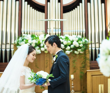 花嫁の美しさを最大限に引き出すチャペル。12mの高みにある天窓からは、 柔らかな自然光が降りそそぎます