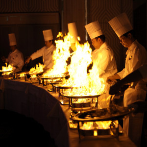 ゲストの前でお肉を焼き上げる迫力の「フランベパフォーマンス」|ホテルニューオータニ大阪の写真(28806922)