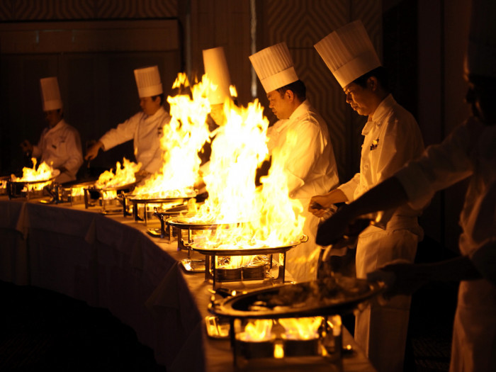 お肉料理の際に披露する「炎のフランベパフォーマンス」は目で見て、味わう五感で楽しむメニュー