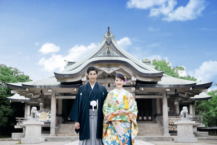 豊國神社での挙式後は、本殿や大阪城を背景に記念写真撮影も