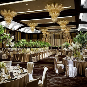 グループ最高級ホテルならではのシャンデリアが輝くメインバンケット。|ホテル阪急インターナショナルの写真(7933639)