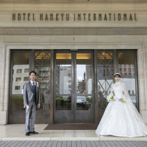 正面玄関はホテルの第一印象。ここからゲストのおもてなしがスタート|ホテル阪急インターナショナルの写真(39062213)