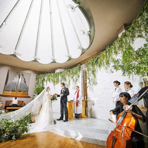 パイプオルガンの美しい音色がチャペルに響き、温かな挙式が叶います♪|ホテル阪急インターナショナルの写真(7933600)