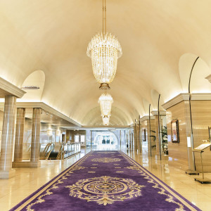 宴会ロビーにはホテル阪急インターナショナルを代表する紫の絨毯が。静かな空間の中ご移動いただけます。|ホテル阪急インターナショナルの写真(39062156)