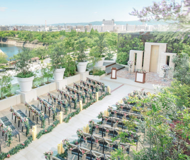 新緑・桜・紅葉。四季を彩る大阪城公園と大迫力の大阪城が目の前!遠方ゲストはもちろん、感謝の気持ちを最高の景色でおもてなし!