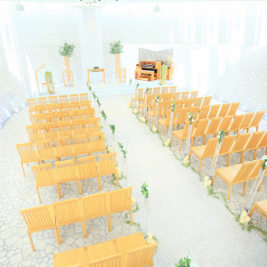 天井から差し込む優しい自然光に包まれて温かな挙式を|シティプラザ大阪 HOTEL&SPAの写真(50573354)