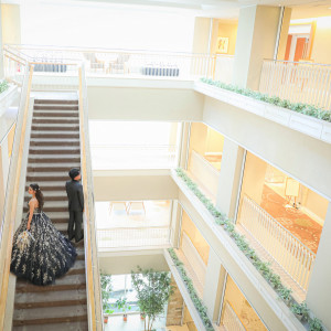 吹き抜けの階段でのお写真撮影が人気！|シティプラザ大阪 HOTEL&SPAの写真(50688009)
