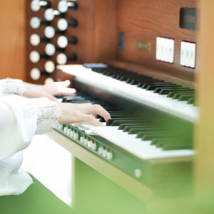 当日はチャーチオルガンの生演奏がおふたりを祝福 円形のチャペルは音色がきれいに響きます|シティプラザ大阪 HOTEL&SPAの写真(7484111)