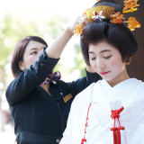 当日は些細な乱れもすぐさま対応、一日中、アーティストが見守ります