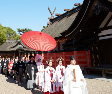 友人達の祝福と歓喜の中を進む花嫁行列