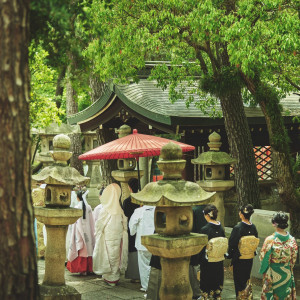 ゆっくりと参道を進む花嫁行列。ご友人も参加可能。|住吉大社の写真(31398780)