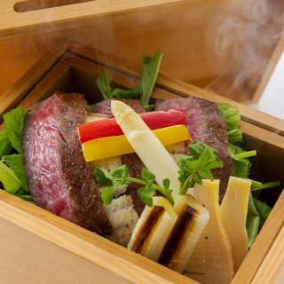 玉手箱のような器を開けると、温かい湯気が香り立ちます。