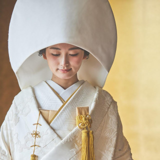 正統派の白無垢もゴールドを差し色に加えることで上品な花嫁姿に。