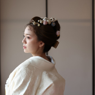伝統的な白無垢と、流行を取り入れた新日本髪スタイルも人気。