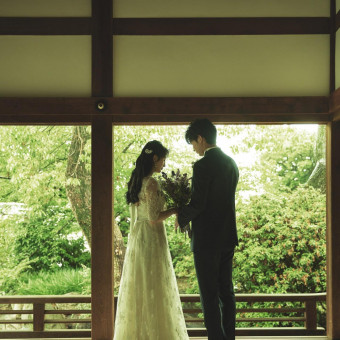 境内の緑を存分に楽しめるロケーションフォトはドレスもオススメ