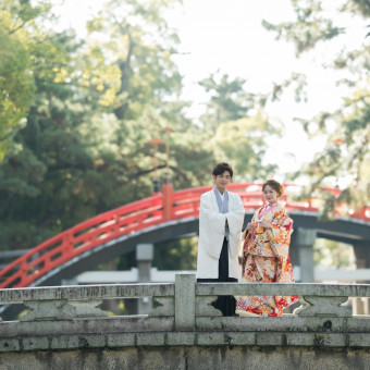住吉大社を象徴する太鼓橋を背景に
