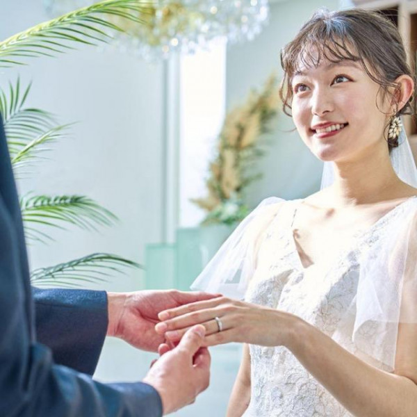 天窓から降り注ぐ光に包まれる、誓いの瞬間