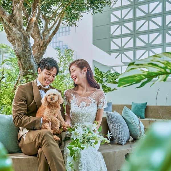 愛犬と叶えるフォトウェディング。自然な笑顔で
