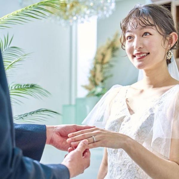 天窓から降り注ぐ光に包まれる、誓いの瞬間