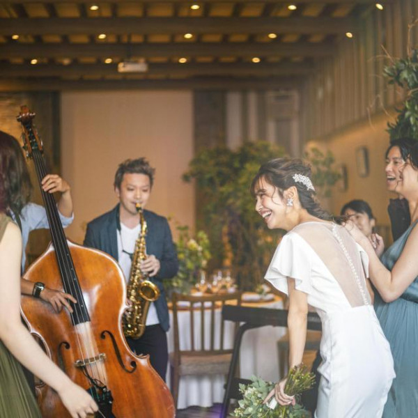 笑顔と笑い声があふれる、幸せなアフターパーティ