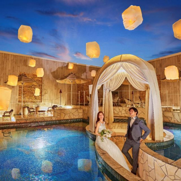 光が瞬くロマンチックなナイトウエディング