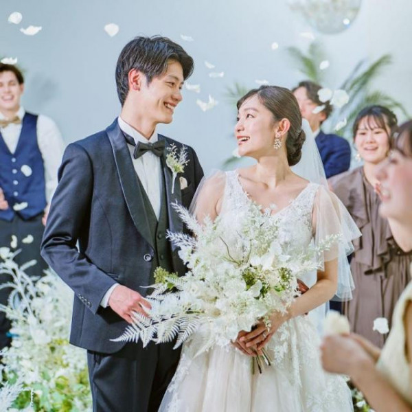 天窓から降り注ぐ光に包まれる、誓いの瞬間