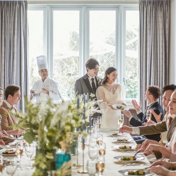 自然光に包まれた披露宴会場で温かなひとときを