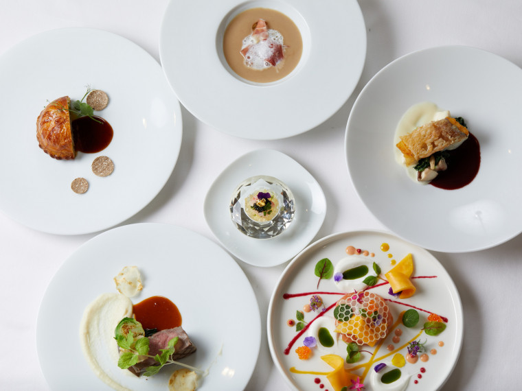 オープンキッチンよりご提供する出来立てのおもてなし料理