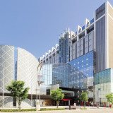 港と船をモチーフに建てられた近代的な建物「ホテルメルパルク長野」