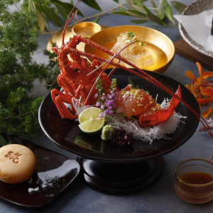 婚礼料理は、伝統の象徴である「日本料理」と「フランス料理」、その両方の特性を活かした「フュージョン料理」から、ゲストの顔ぶれ・好みに合わせてお選びいただけます|明治神宮・明治記念館の写真(35613847)