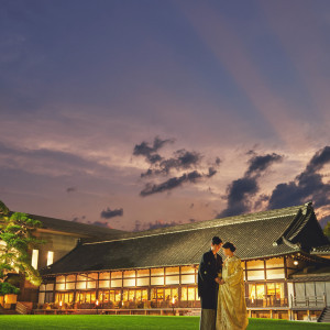 美しい緑が生い茂る「庭園」で、ふたりの素敵な思い出の一枚を|明治神宮・明治記念館の写真(36328336)