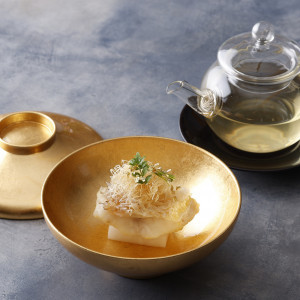 婚礼料理は、伝統の象徴である「日本料理」と「フランス料理」、その両方の特性を活かした「フュージョン料理」から、ゲストの顔ぶれ・好みに合わせてお選びいただけます|明治神宮・明治記念館の写真(35613850)