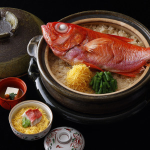 婚礼料理は、伝統の象徴である「日本料理」と「フランス料理」、その両方の特性を活かした「フュージョン料理」から、ゲストの顔ぶれ・好みに合わせてお選びいただけます|明治神宮・明治記念館の写真(35613841)