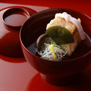 婚礼料理は、伝統の象徴である「日本料理」と「フランス料理」、その両方の特性を活かした「フュージョン料理」から、ゲストの顔ぶれ・好みに合わせてお選びいただけます|明治神宮・明治記念館の写真(35613856)