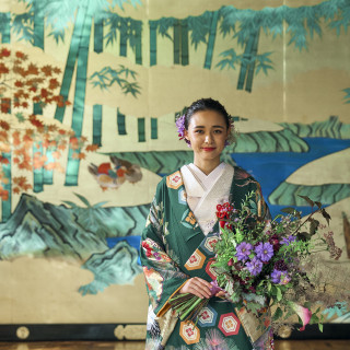 日本の「伝統」と「進化」の象徴である明治記念館は、ドレス・和装どちらを纏うのもふさわしい場所となっています