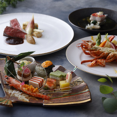 婚礼料理は、伝統の象徴である「日本料理」と「フランス料理」、その両方の特性を活かした「フュージョン料理」から、ゲストの顔ぶれ・好みに合わせてお選びいただけます