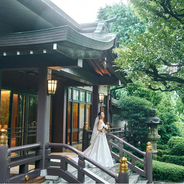 【庭園の儀式殿】では、これまでの神前挙式とはひと味違う演出も可能にします
