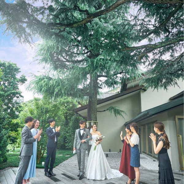 【庭園の儀式殿】では、これまでの神前挙式とはひと味違う演出も可能にします